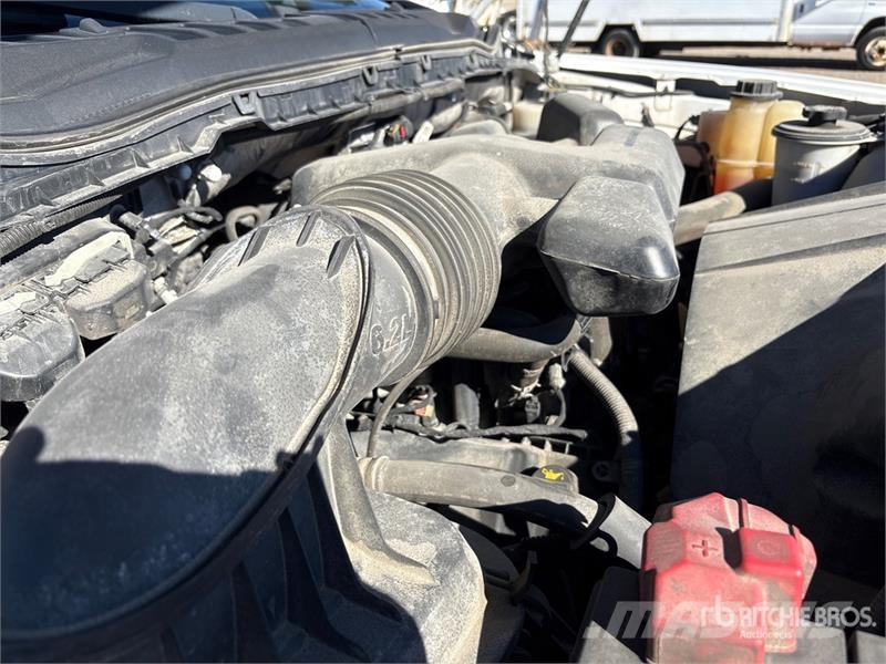 Ford F-250 XL 4x4 Crew Cab Pickup Outros