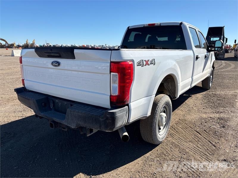 Ford F-250 XL 4x4 Crew Cab Pickup Outros