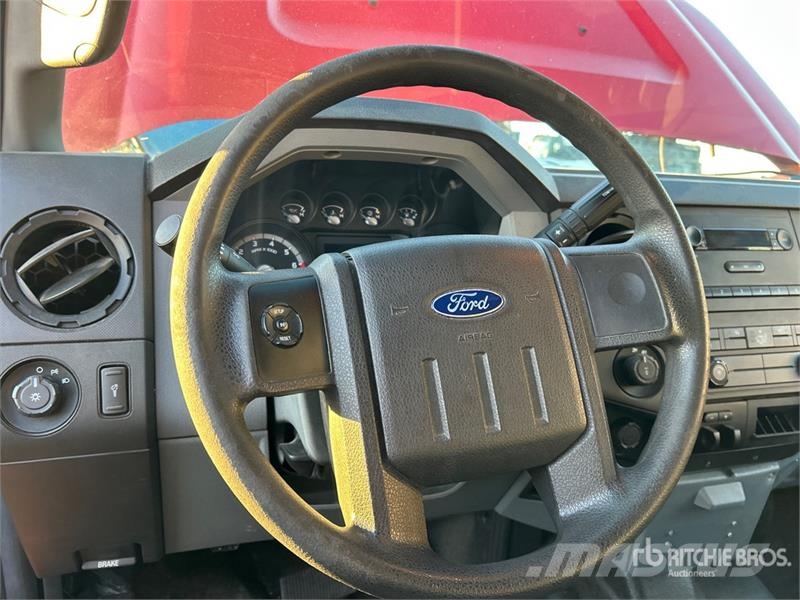Ford F-250 XL 4x4 Crew Cab Pickup Ostalo