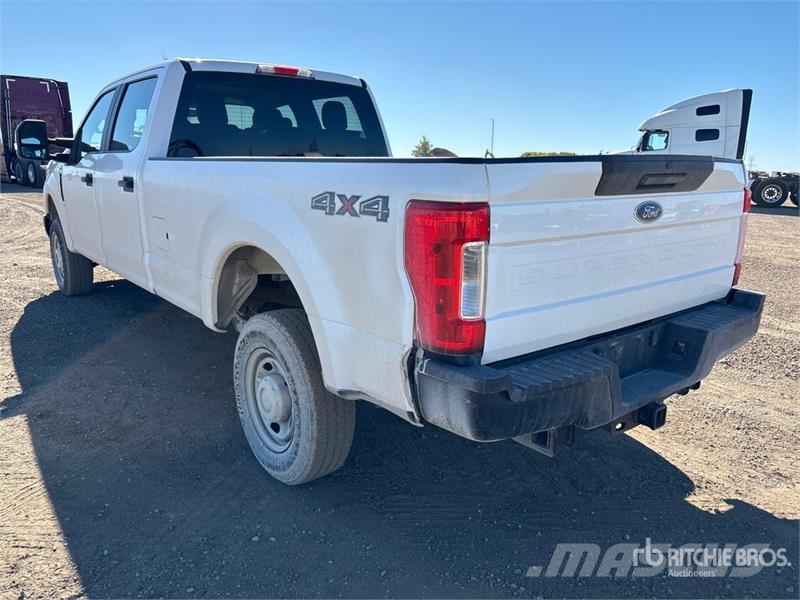 Ford F-250 XL 4x4 Crew Cab Pickup Outros