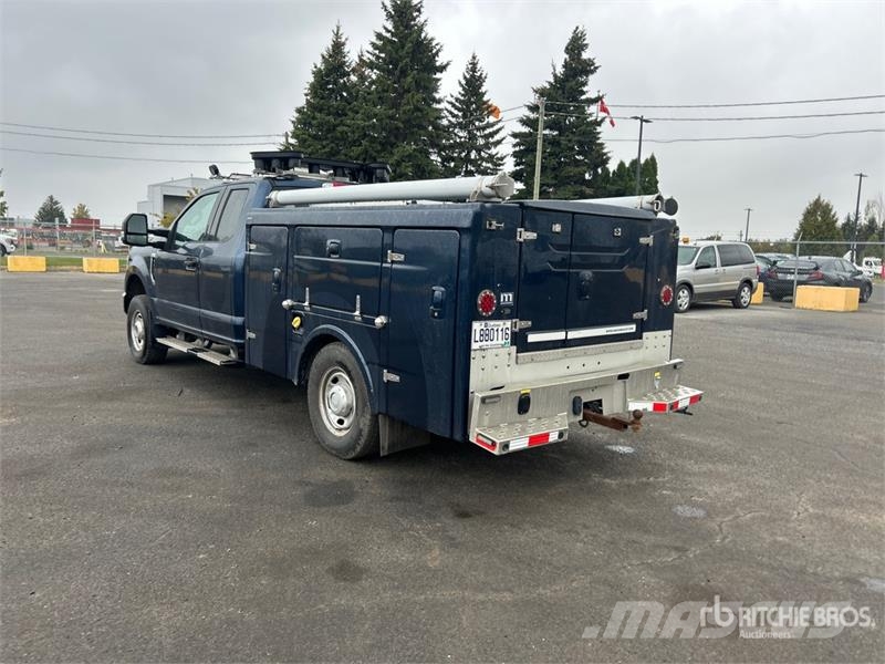 Ford F-250 XL 4x4 Extended Cab Utility Truck Pickup/Sideaflæsning