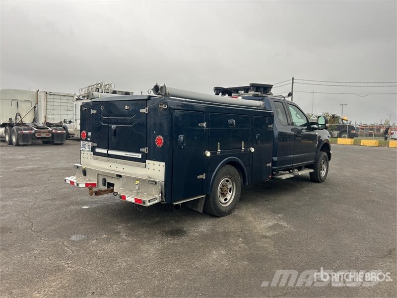 Ford F-250 XL 4x4 Extended Cab Utility Truck Pickup/Sideaflæsning