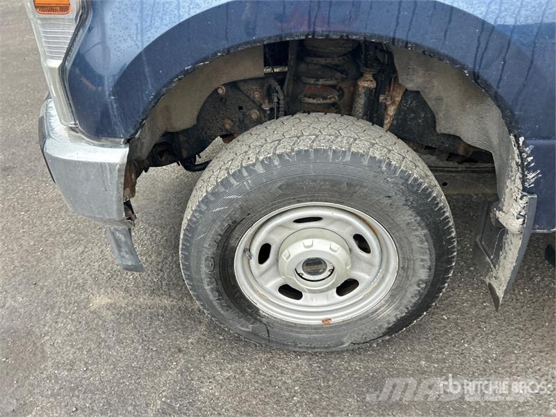Ford F-250 XL 4x4 Extended Cab Utility Truck Pickup/Sideaflæsning