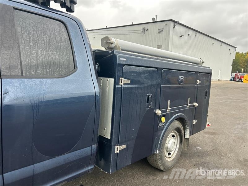 Ford F-250 XL 4x4 Extended Cab Utility Truck Pickup/Sideaflæsning