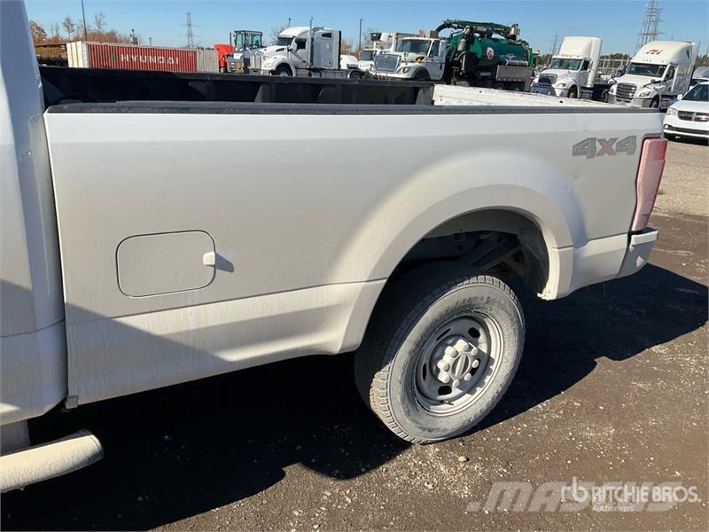 Ford F-250 XL 4x4 Pickup 其他