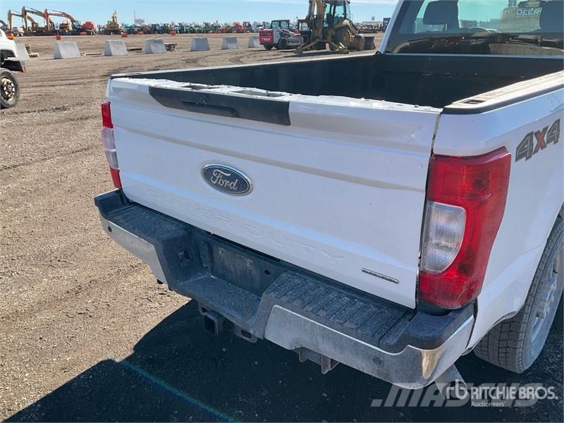 Ford F-250 XL 4x4 Pickup 其他