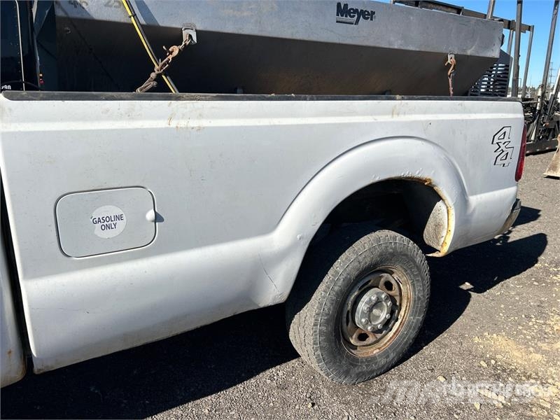 Ford F-250 XL 4x4 Pickup Iné