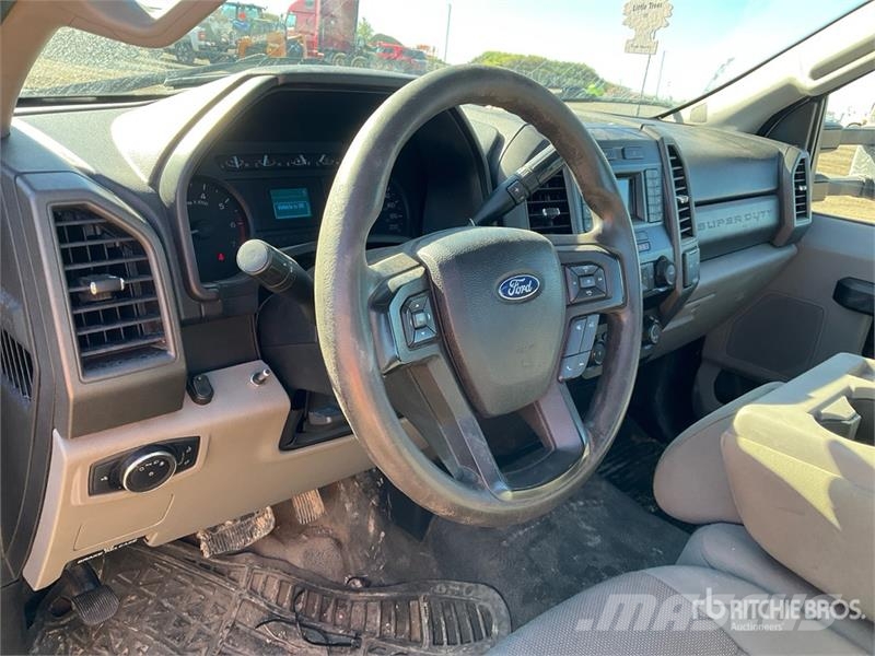 Ford F-250 XL 4x4 Pickup 其他