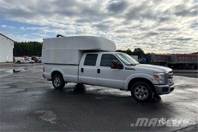 Ford F-250 XLT 4x2 Crew Cab Pickup (Inoperable) Други