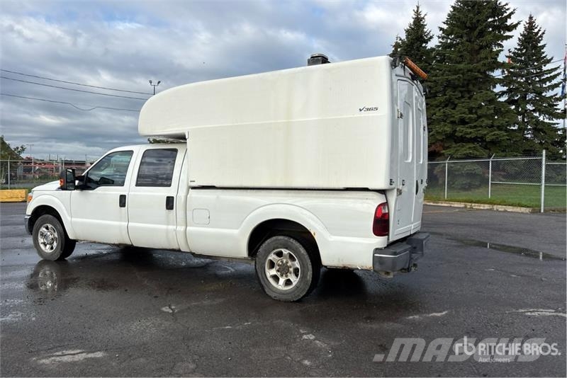 Ford F-250 XLT 4x2 Crew Cab Pickup (Inoperable) Други