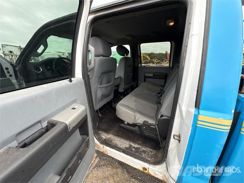 Ford F-250 XLT 4x4 Crew Cab Pickup Muu