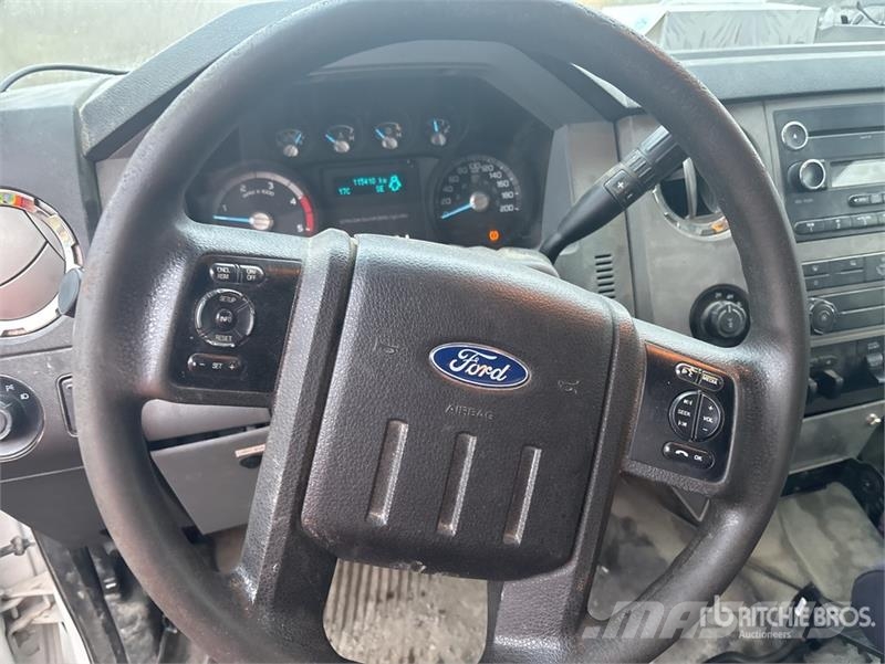 Ford F-250 XLT 4x4 Crew Cab Pickup Ostalo