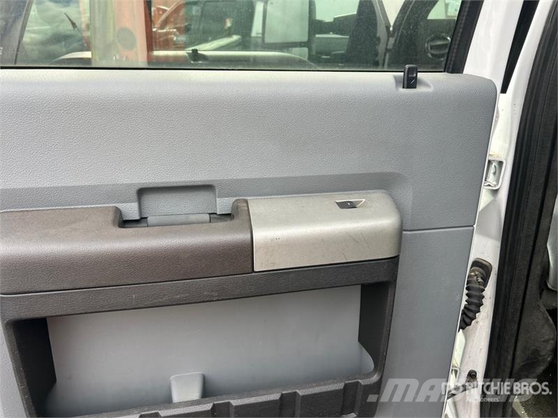 Ford F-250 XLT 4x4 Crew Cab Pickup (Inoperable) Furgoni altro