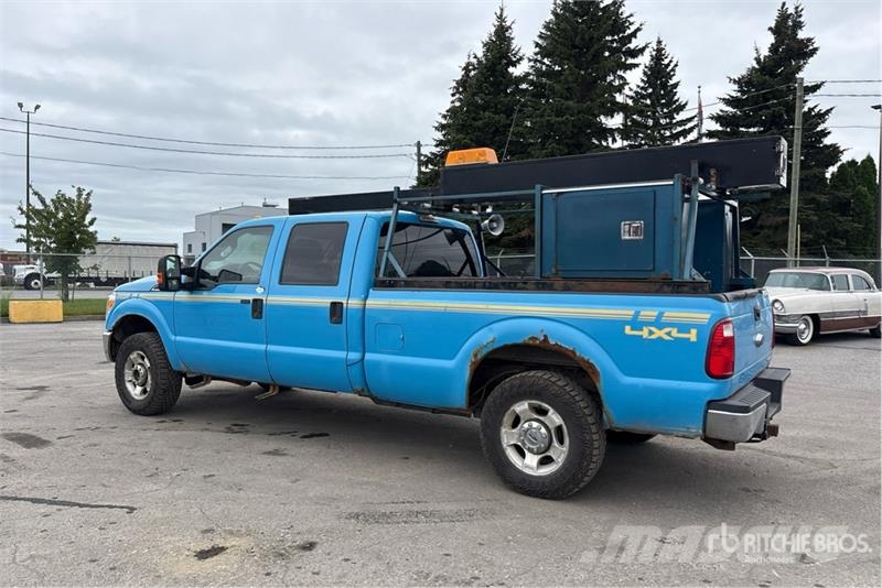 Ford F-250 XLT 4x4 Crew Cab Pickup Otros