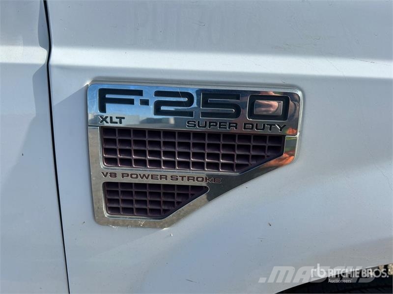 Ford F-250 XLT 4x4 Crew Cab Pickup Other
