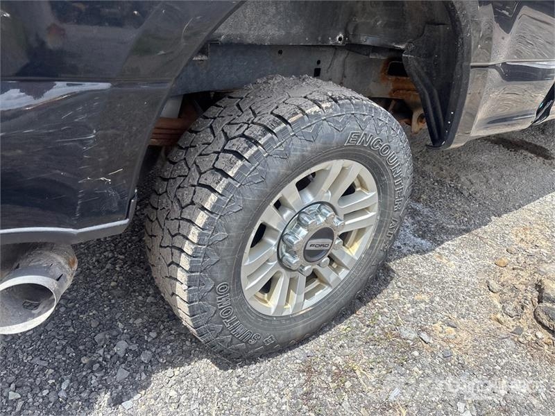 Ford F-250 XLT 4x4 Crew Cab Pickup Ostalo