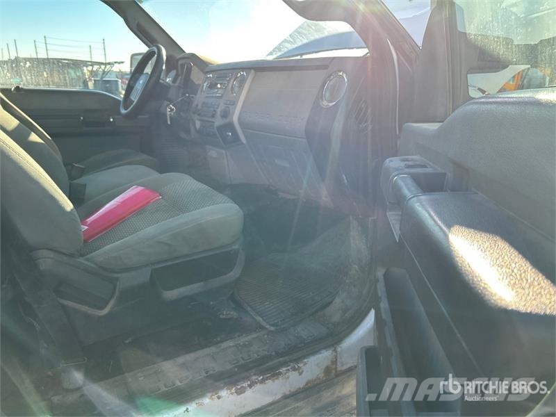 Ford F-250 XLT 4x4 Crew Cab Pickup Ostalo