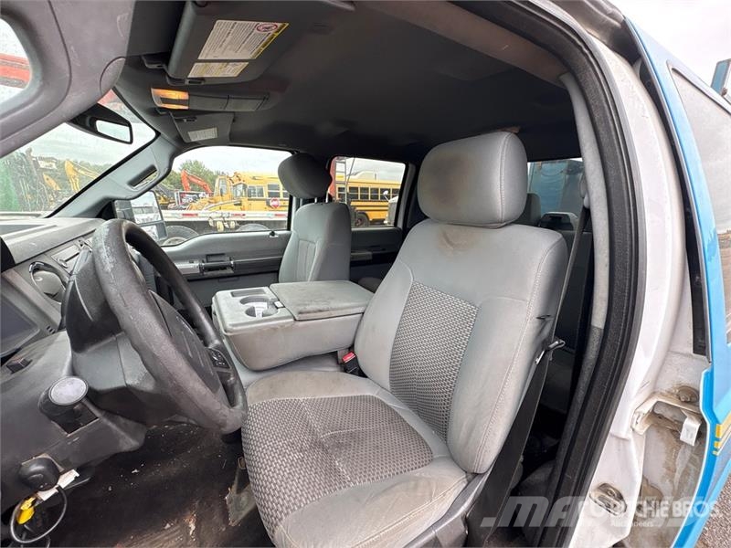 Ford F-250 XLT 4x4 Crew Cab Pickup Muu