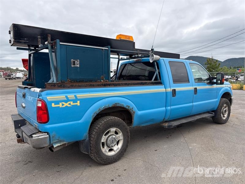 Ford F-250 XLT 4x4 Crew Cab Pickup Muu