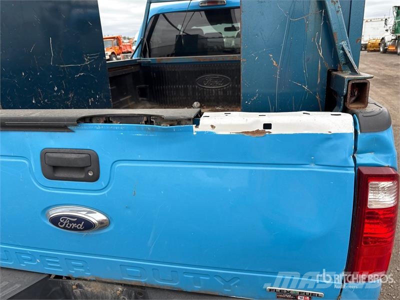 Ford F-250 XLT 4x4 Crew Cab Pickup Muu