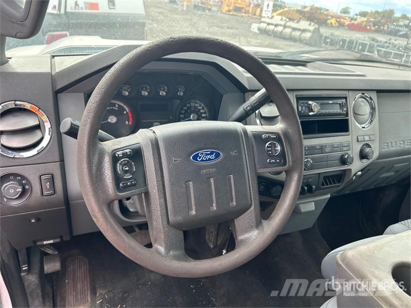 Ford F-250 XLT 4x4 Crew Cab Pickup (Inoperable) Furgoni altro