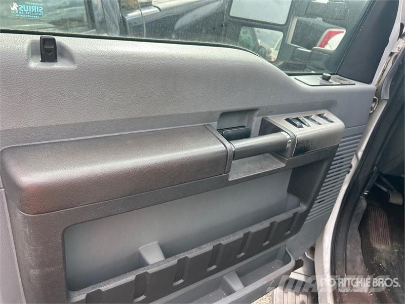 Ford F-250 XLT 4x4 Crew Cab Pickup (Inoperable) Furgoni altro