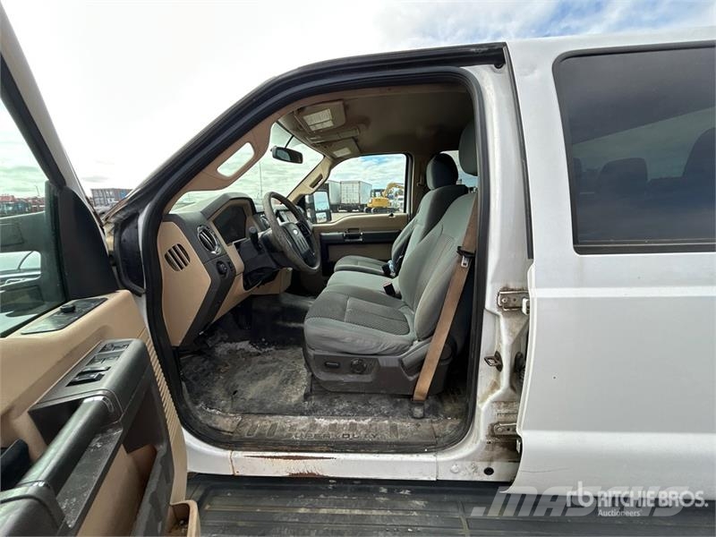 Ford F-250 XLT 4x4 Crew Cab Pickup Drugi