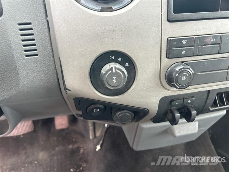 Ford F-250 XLT 4x4 Crew Cab Pickup (Inoperable) Furgoni altro
