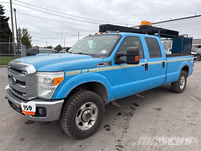 Ford F-250 XLT 4x4 Crew Cab Pickup Muu