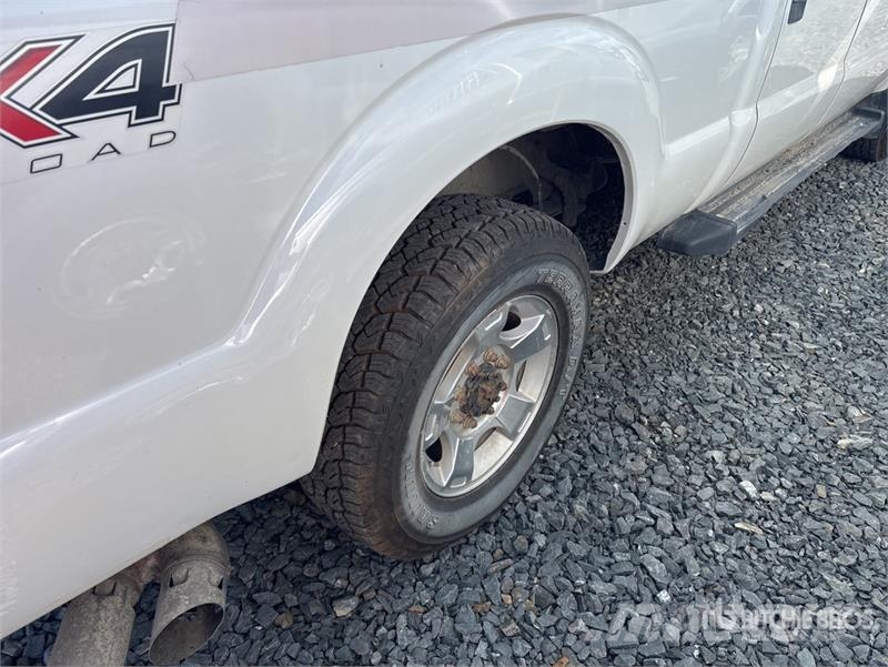 Ford F-250 XLT 4x4 Crew Cab Pickup Ostalo