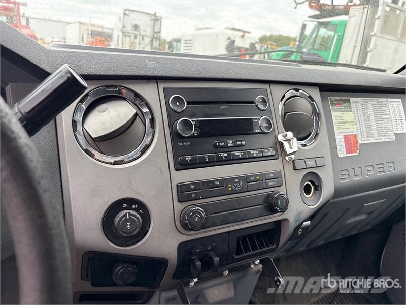 Ford F-250 XLT 4x4 Crew Cab Pickup Muu