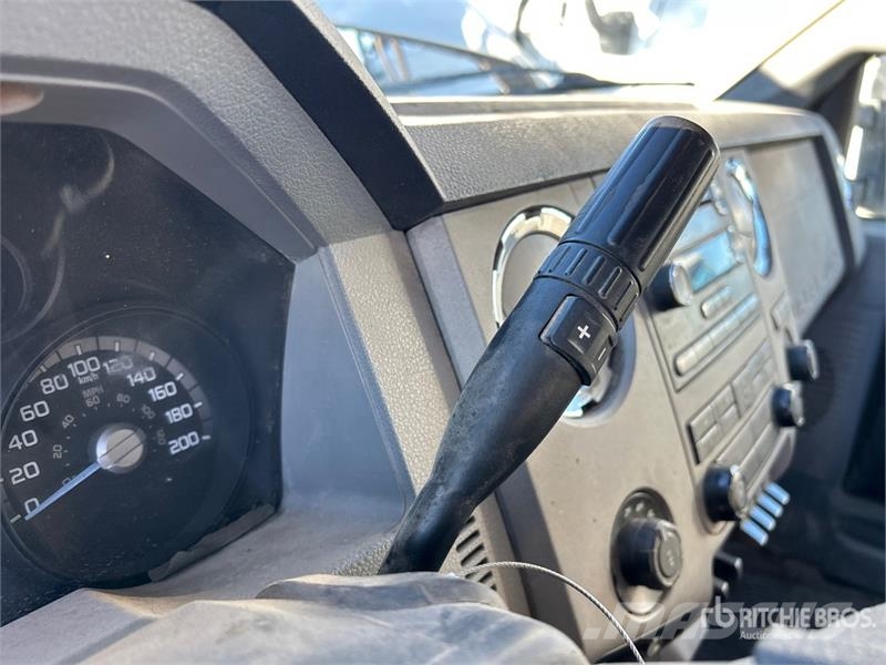 Ford F-250 XLT 4x4 Crew Cab Pickup Ostalo