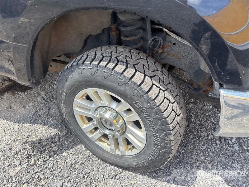 Ford F-250 XLT 4x4 Crew Cab Pickup Ostalo