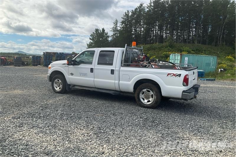 Ford F-250 XLT 4x4 Crew Cab Pickup Ostalo