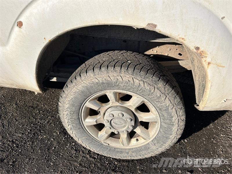 Ford F-250 XLT 4x4 Crew Cab Pickup Ostalo