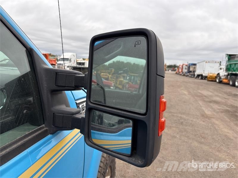 Ford F-250 XLT 4x4 Crew Cab Pickup Muu