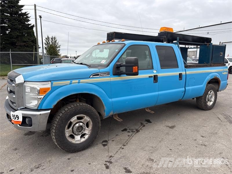Ford F-250 XLT 4x4 Crew Cab Pickup Muu
