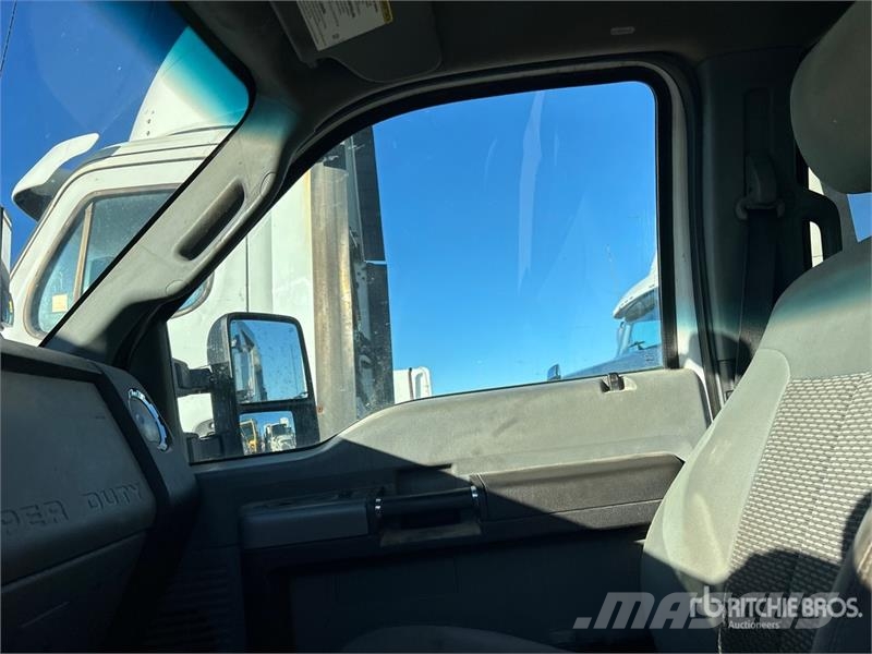 Ford F-250 XLT 4x4 Crew Cab Pickup Ostalo