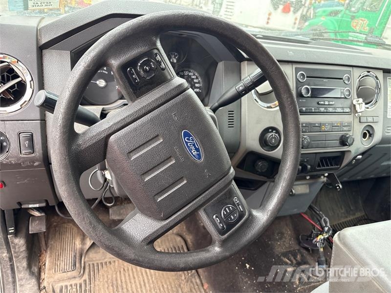 Ford F-250 XLT 4x4 Crew Cab Pickup Muu