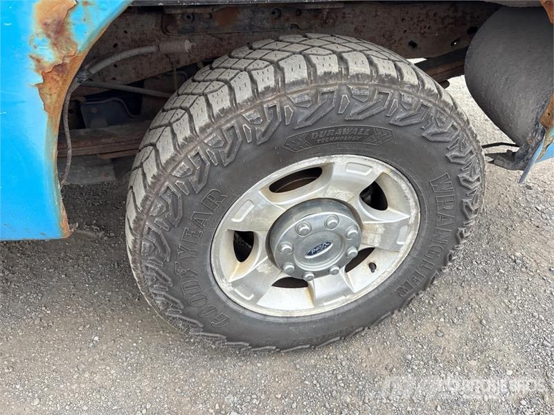 Ford F-250 XLT 4x4 Crew Cab Pickup Muu