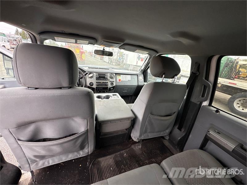 Ford F-250 XLT 4x4 Crew Cab Pickup Muu