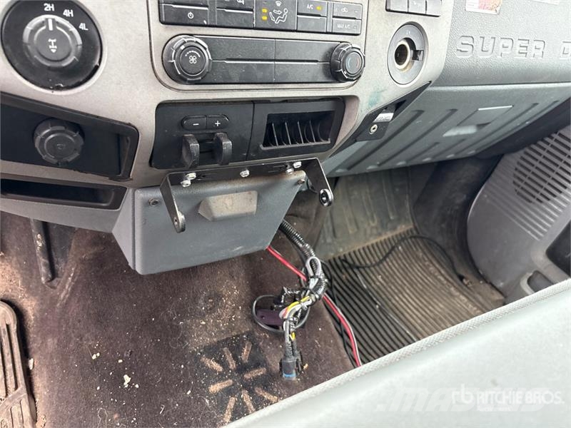 Ford F-250 XLT 4x4 Crew Cab Pickup Muu
