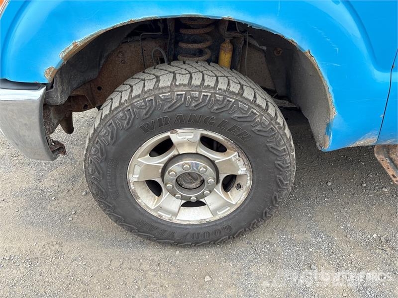 Ford F-250 XLT 4x4 Crew Cab Pickup Muu
