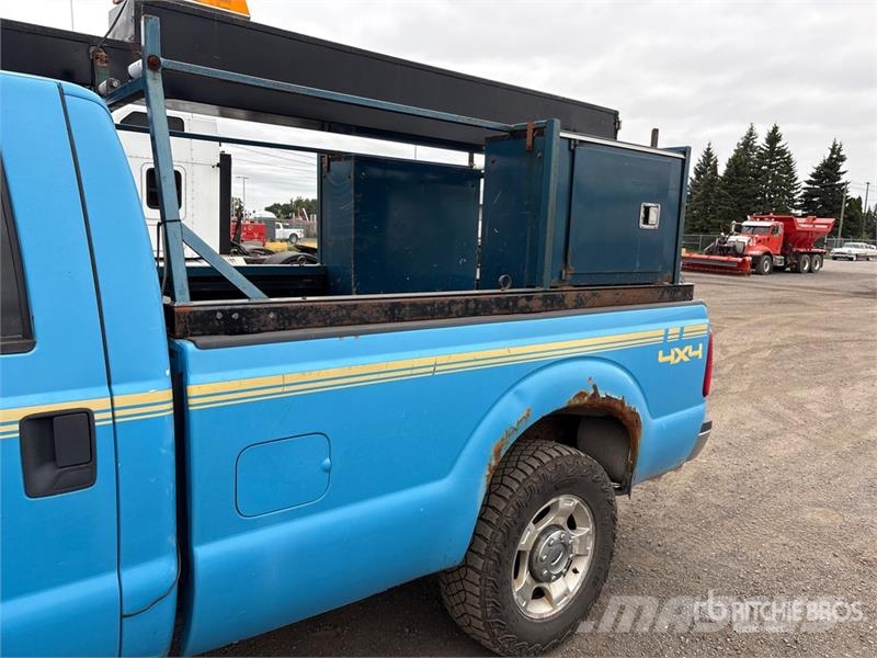 Ford F-250 XLT 4x4 Crew Cab Pickup Muu