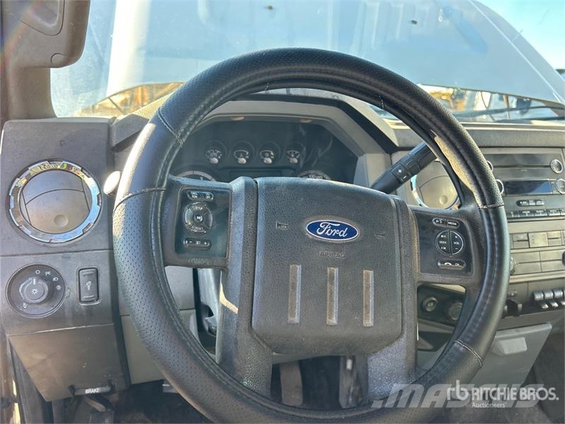 Ford F-250 XLT 4x4 Crew Cab Pickup Ostalo