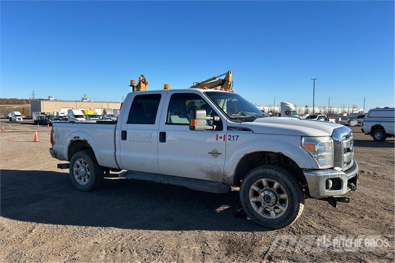 Ford F-250 XLT 4x4 Crew Cab Pickup Ostalo