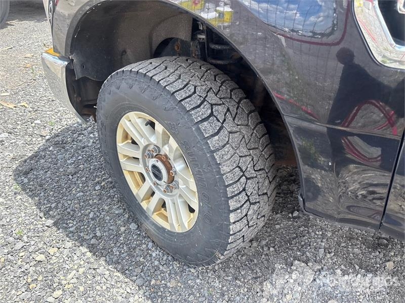 Ford F-250 XLT 4x4 Crew Cab Pickup Ostalo