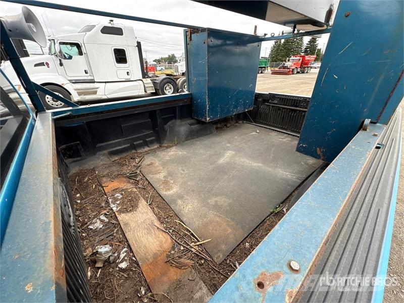 Ford F-250 XLT 4x4 Crew Cab Pickup Muu