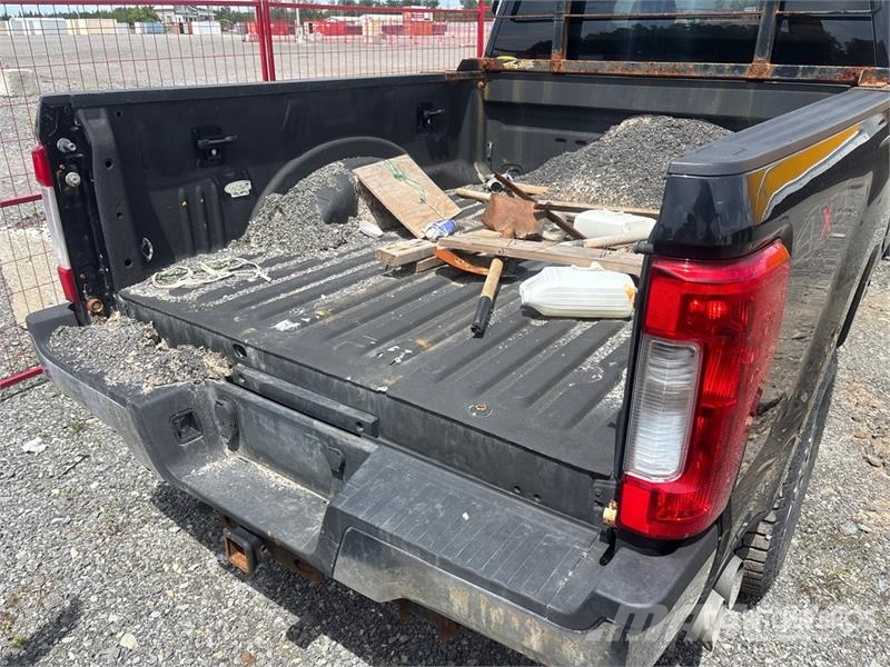 Ford F-250 XLT 4x4 Crew Cab Pickup Ostalo