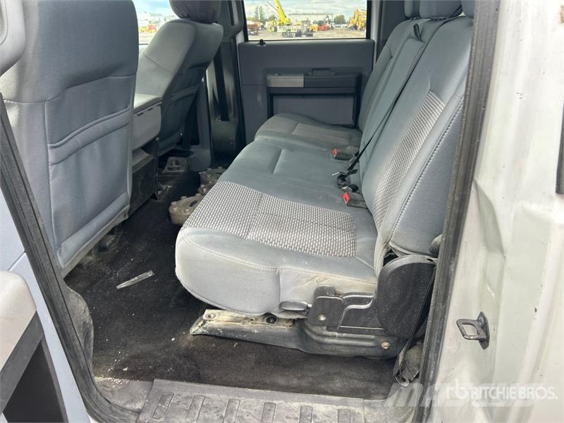 Ford F-250 XLT 4x4 Crew Cab Pickup (Inoperable) Furgoni altro